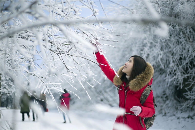 7-6-2赏雪  余进 摄(enjoy the snow fun -by Yu Jin).jpg