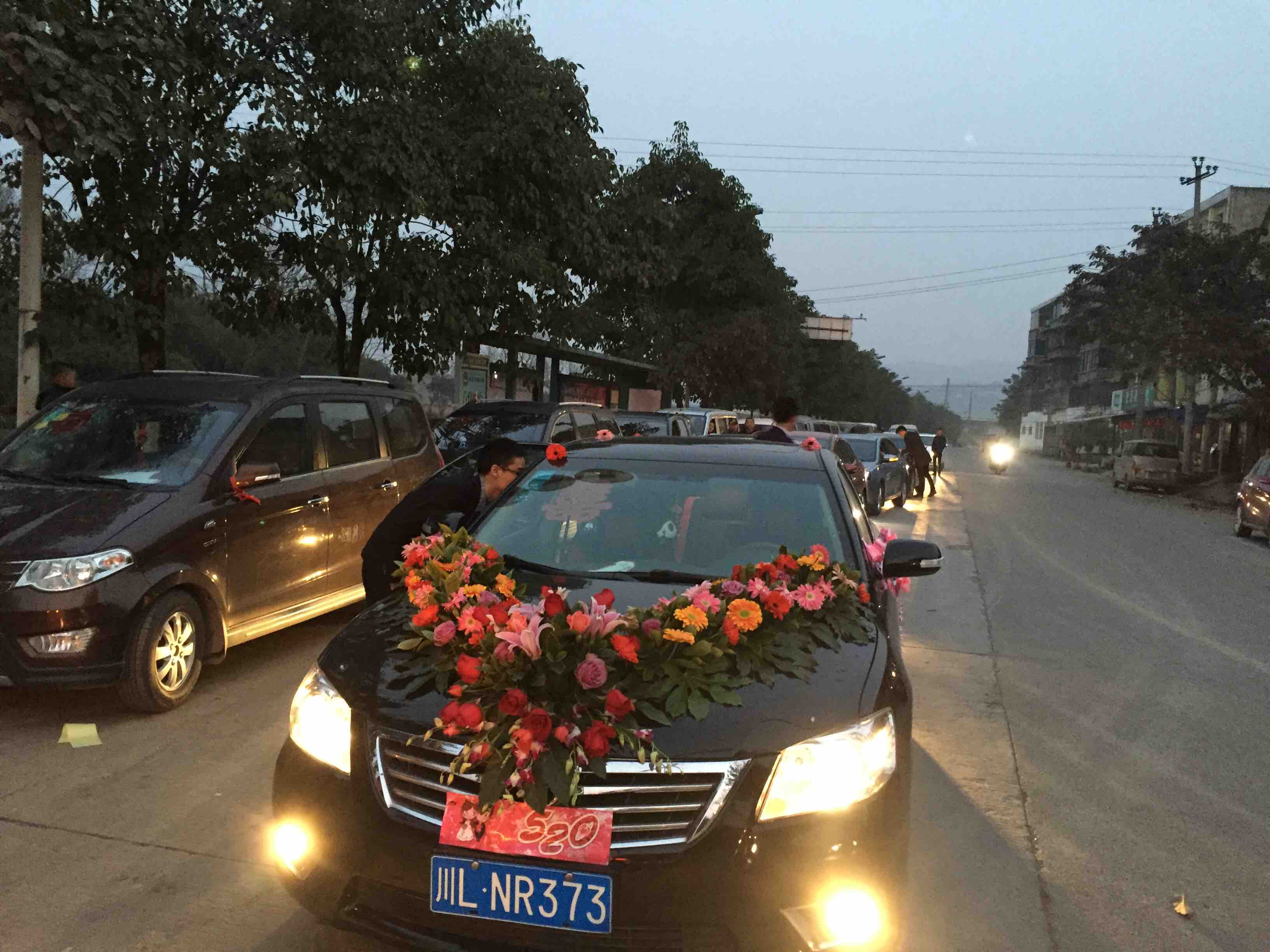 结婚是不是该男方把房子车子买了还要给彩礼钱