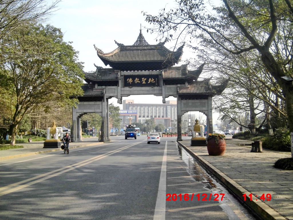 天下名山大门背面