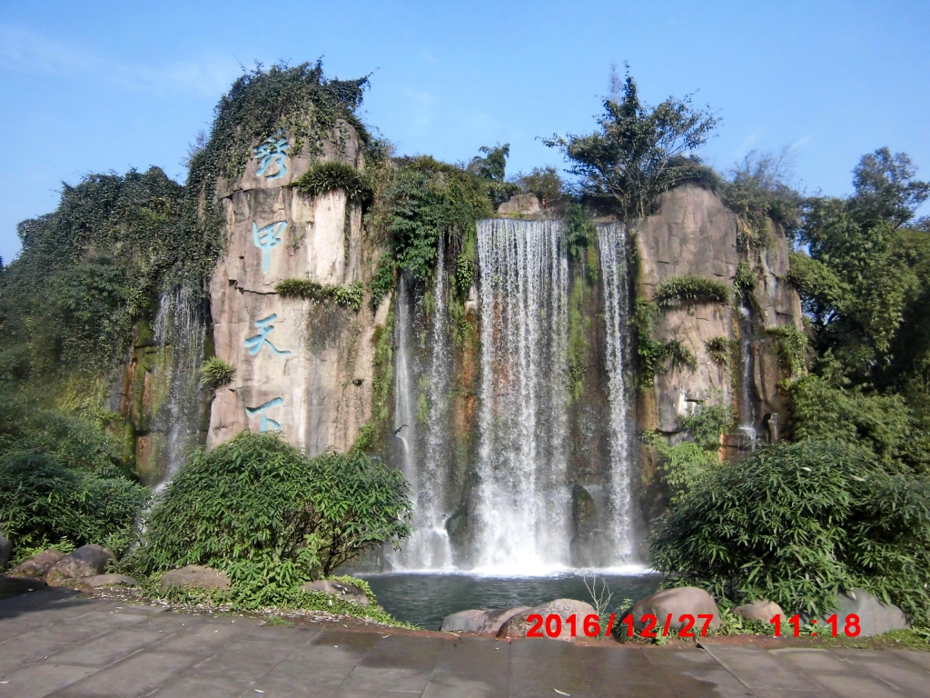 峨眉山瀑布