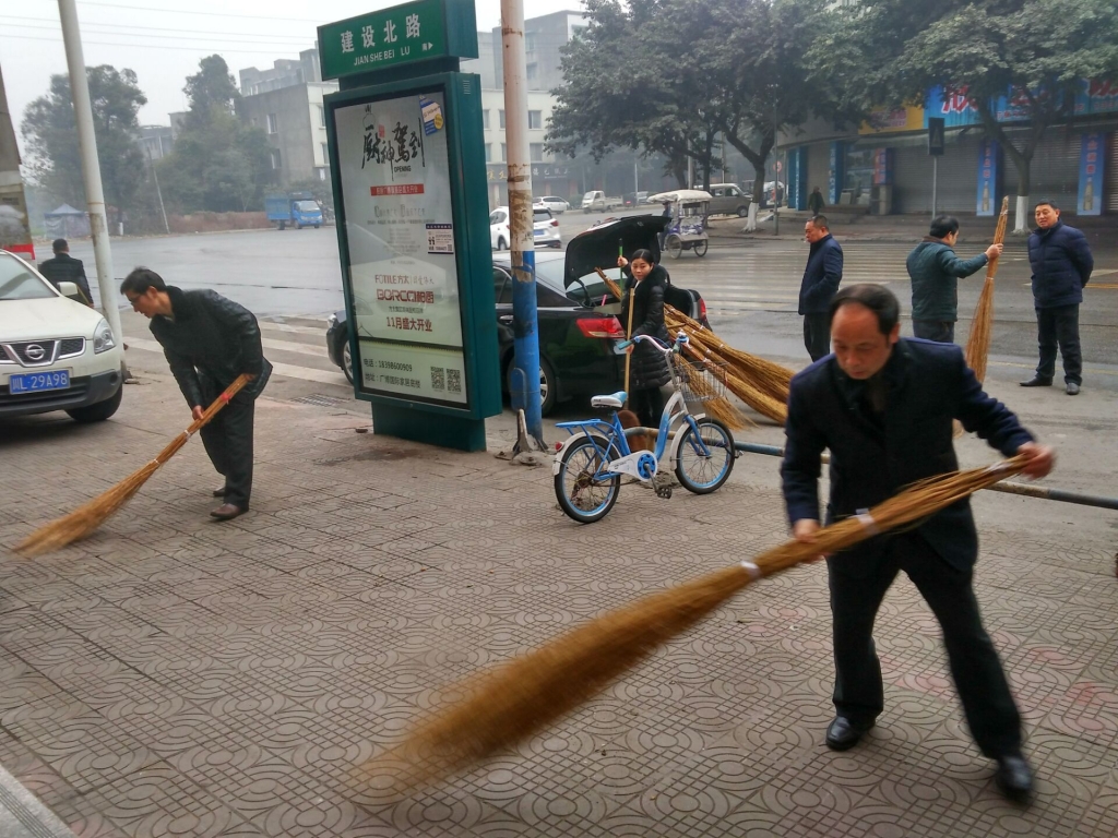 腊月二十九 公务员打扫大街