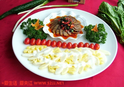 这是“怪味牛肉沙拉”，我们师傅风车车推出的创新菜.