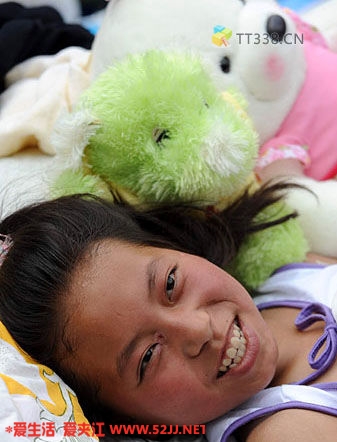 13岁女生何翠青：救出10多名同学自己却失去右腿