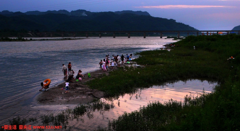 天然泳池_缩小大小.JPG