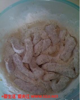 把肉加一点点盐和生抽腌制半小时再裹上淀粉，我选的是瘦肉，也可以用半肥瘦的哦，。 ... ... ...