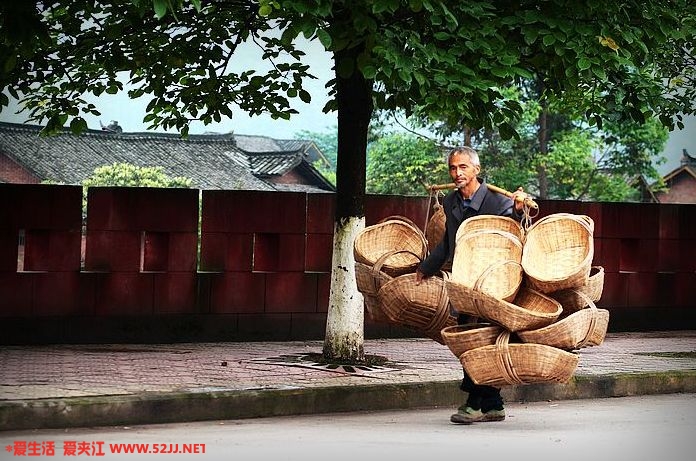 进城卖竹编的