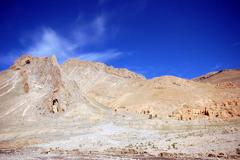 珠峰周边的山体及废弃的村庄。.jpg