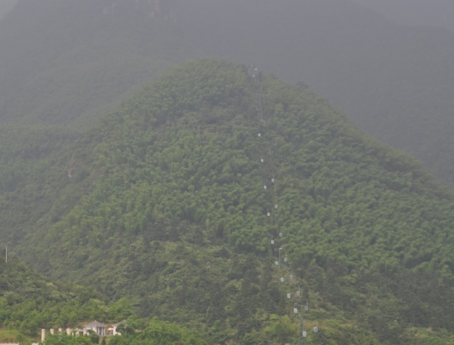 越往山里走，雾就越大