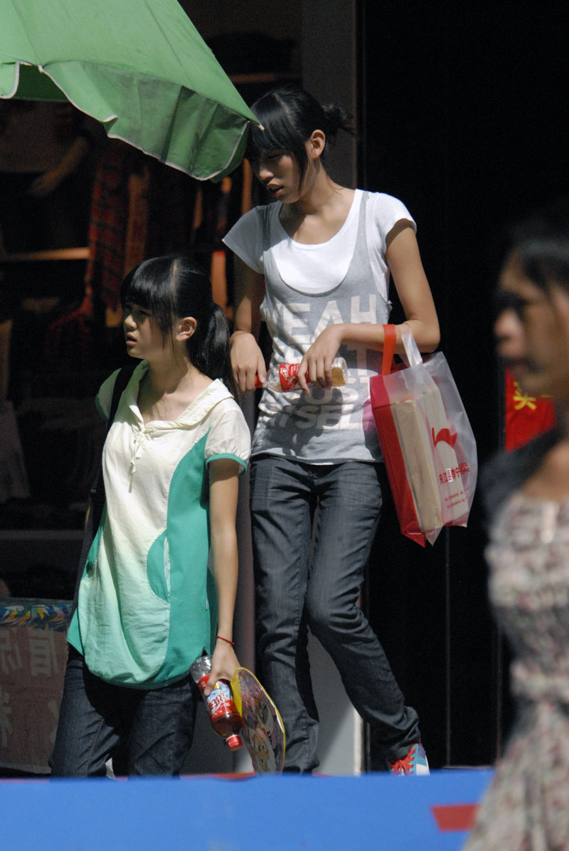 美女下台阶.JPG