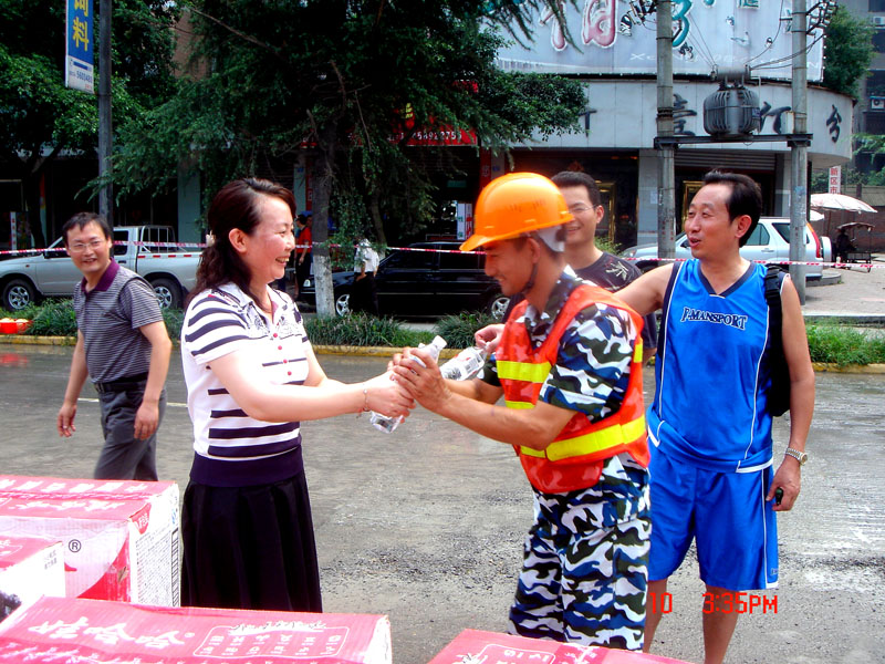 县委常委，总工会主席石翠莲位铺路工人送水.JPG