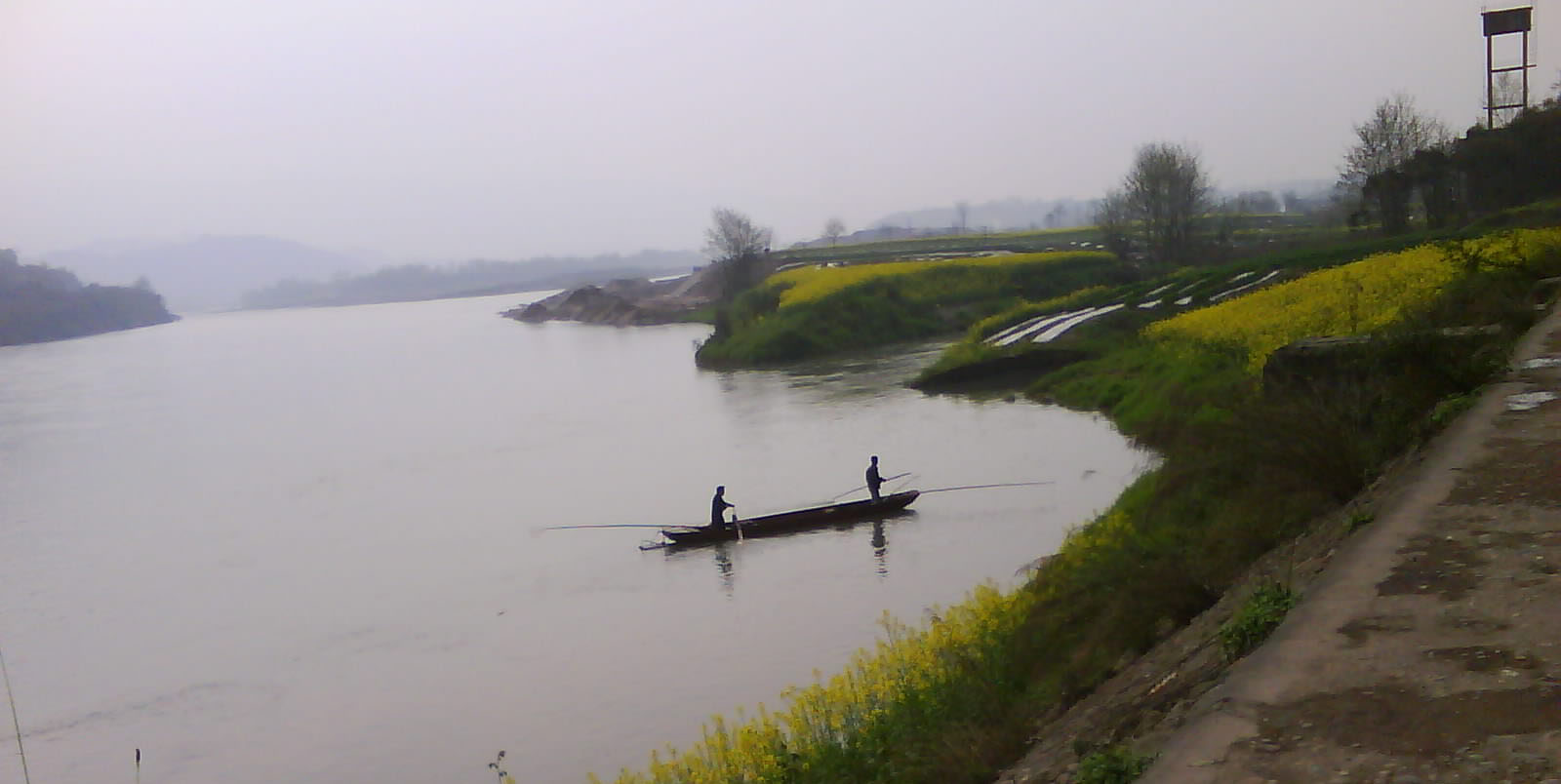 静看水岸风光，风景便随着河道不断转移，时而满载浮萍，时而椰林树影，时而稻田密布，看着群鸟静静栖息，吹 ...