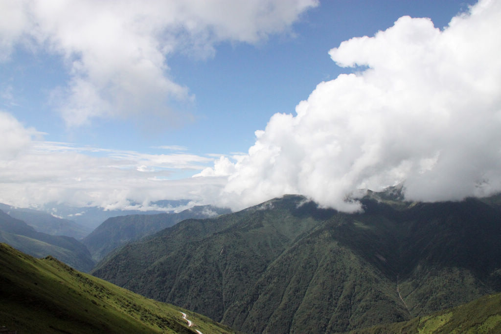 从侧面的车窗望出去是巍峨的大山.jpg