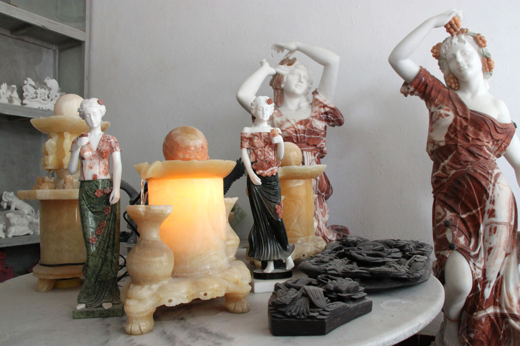 宝兴是汉白玉之乡，石材工艺品店比比皆是.jpg