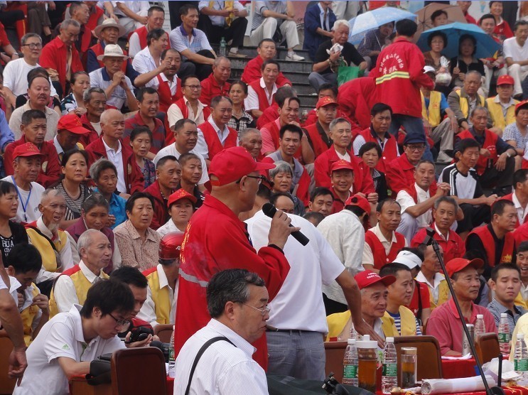 夹江队李队长宣布文艺演出正式开始.jpg