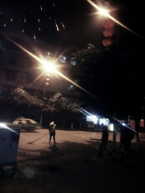 除夕夜的环卫工人（手机拍摄）