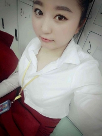 ：一个人在外面，一个人闯； 一个人在街上...