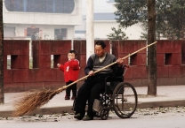 坐着轮椅的城市清洁者