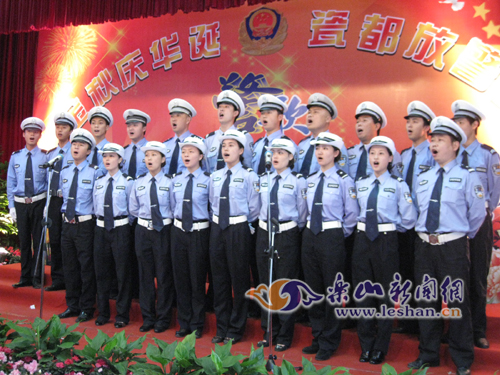 交警赛歌会上展英姿