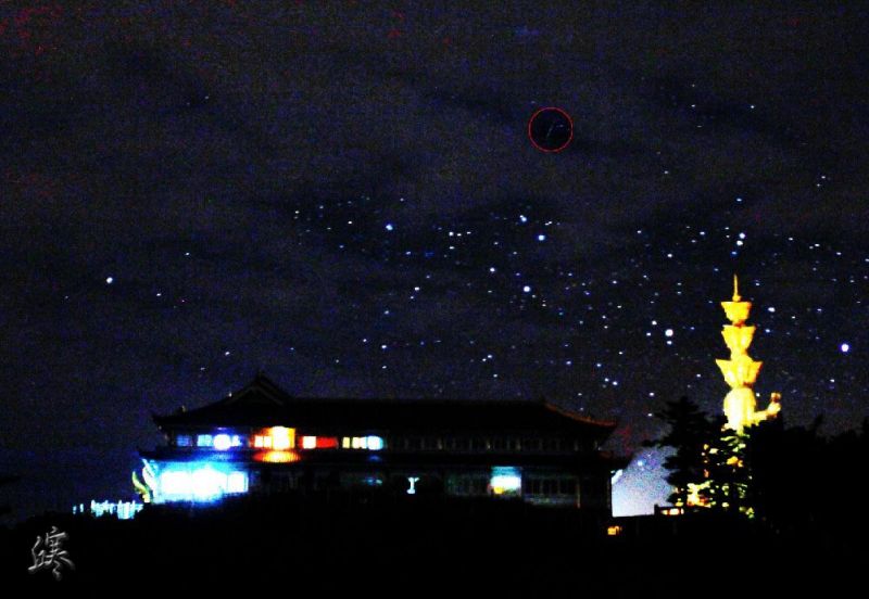 金顶上方的流星-标注.jpg