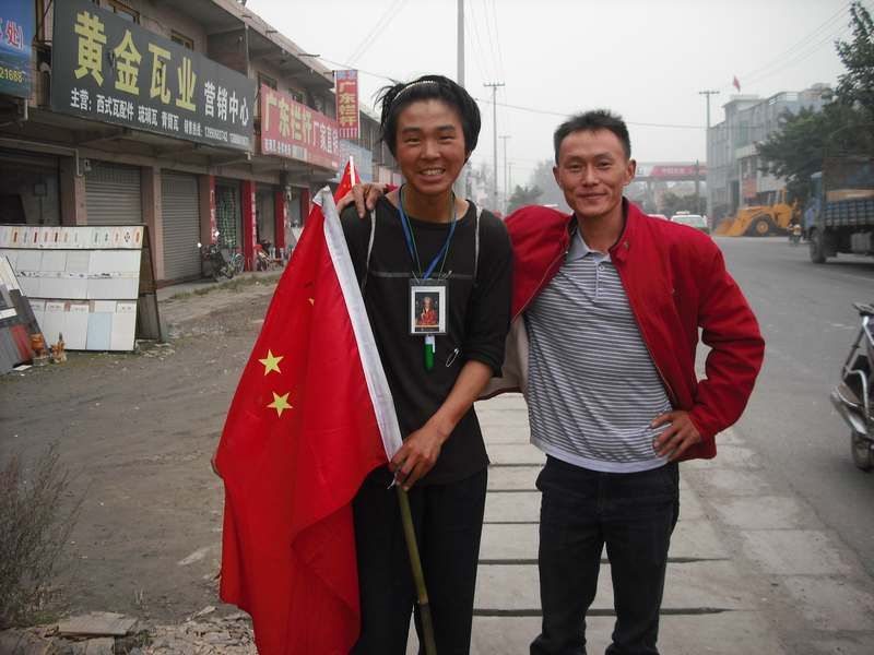 “徒步哥”张春喜.在西部瓷都.jpg