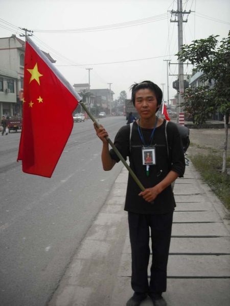 “徒步哥”张春喜.在西部瓷都.高举国旗游中国.jpg