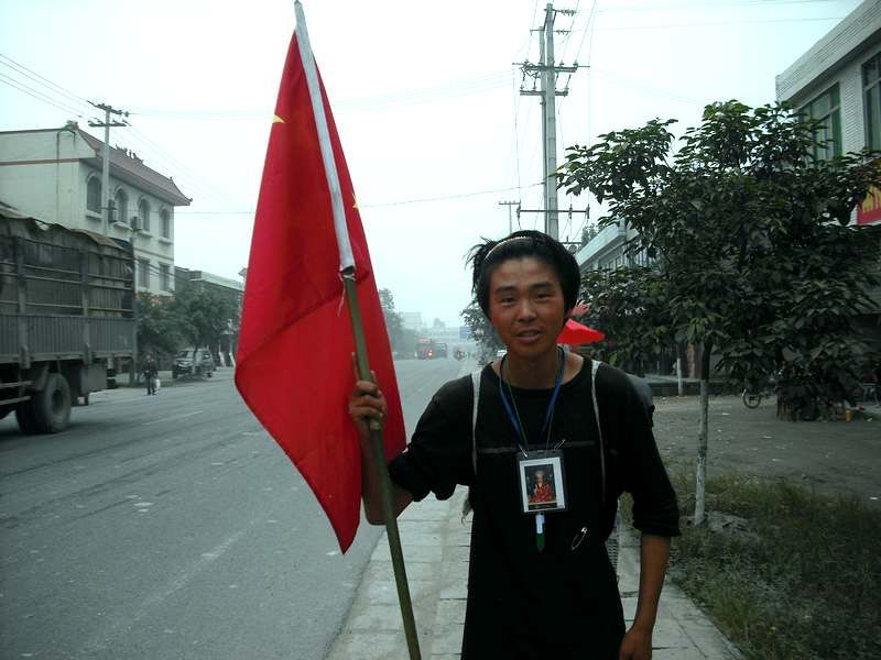 “徒步哥”张春喜.在西部瓷都去峨眉山途中.jpg