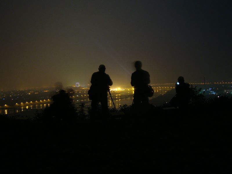 3摄友已架好相机，开始试片，夜景的拍摄，难度很大.jpg
