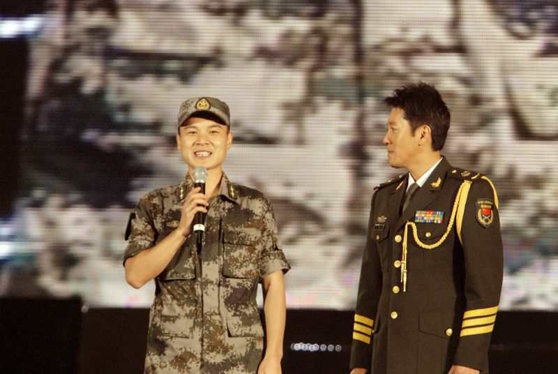 13 夹江摄协会员十八团宣传干事徐登鳌亮相舞台.JPG