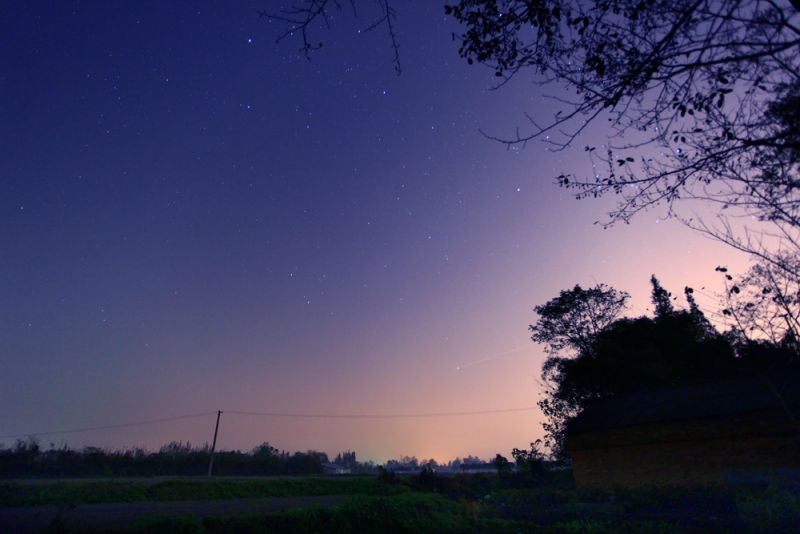 星空与飞机轨迹.jpg