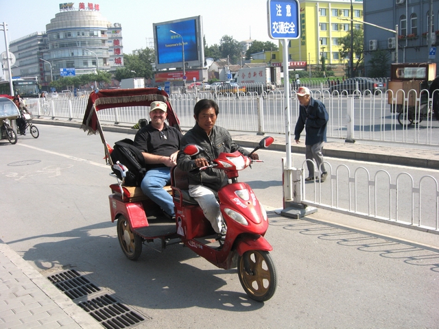 老外也坐黑摩的.JPG