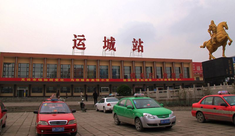 运城火车站外，关羽的塑像.jpg
