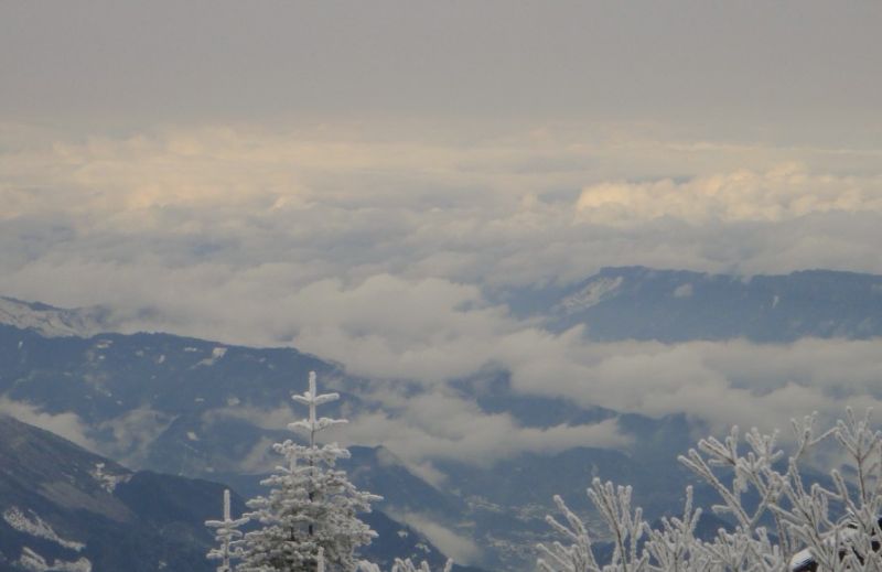 拨开云雾见雪山