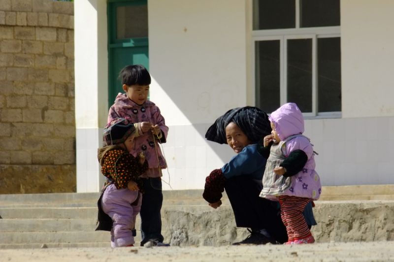 布依族妇女和孩子们3.jpg
