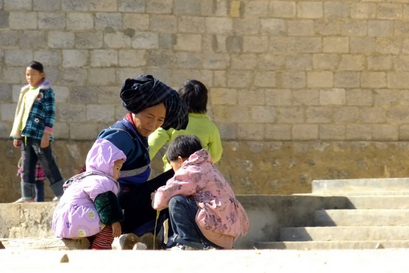 布依族妇女和孩子们4.jpg