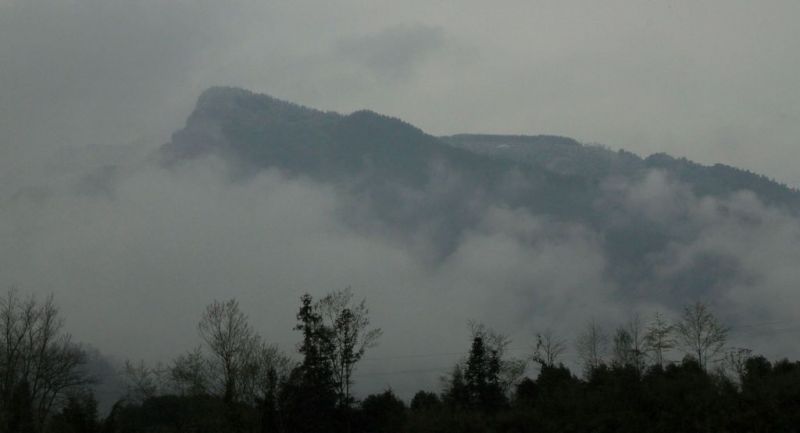 云雾缭绕周公山.jpg