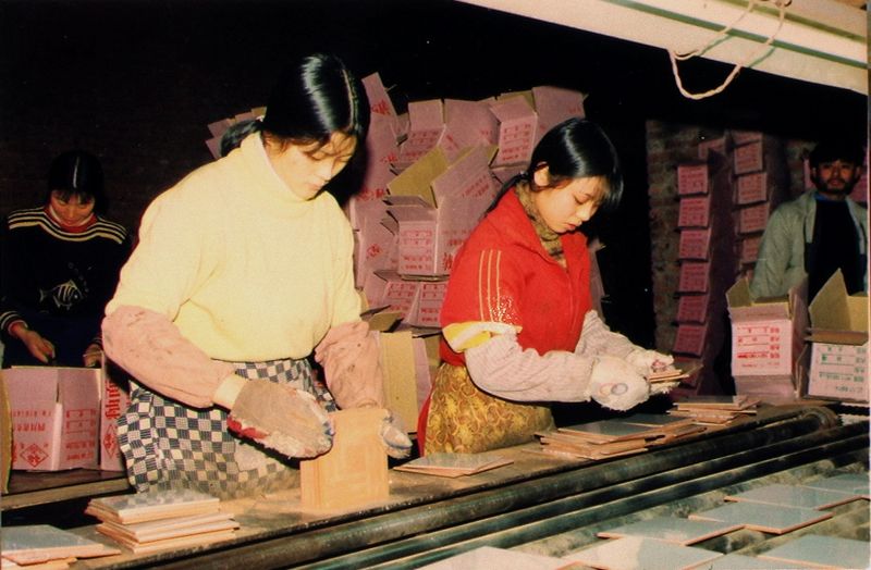 1999.12.31深夜，还有10多分钟新千年就要到来，全县约两万陶瓷工人正在准备交接班。此.jpg