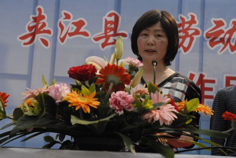 6.县委常委，总工会主席石翠莲宣布获奖名单.JPG