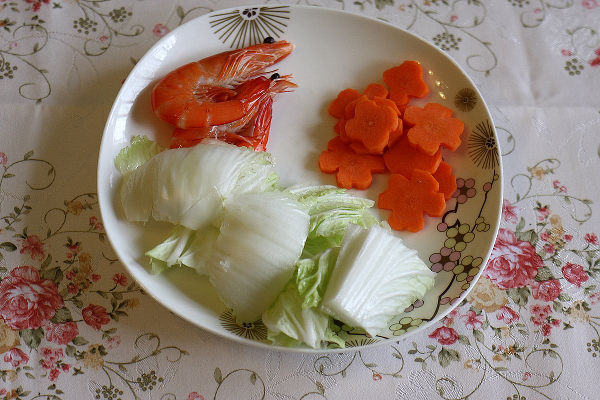 大虾2只，胡萝卜1个切成花片形，白菜切小块