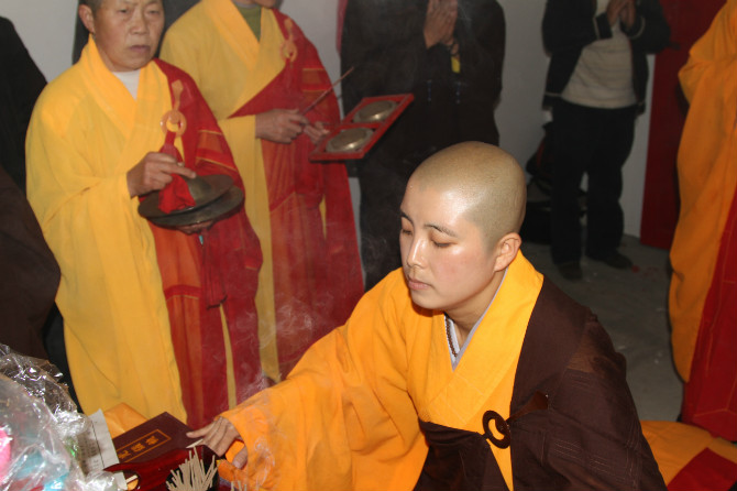 圆丁法师礼佛.jpg