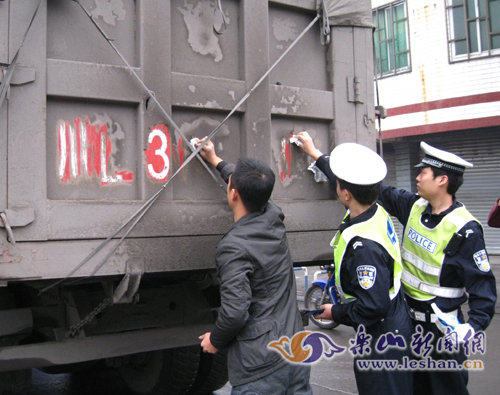 交警帮助驾驶员清理车上的灰尘