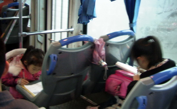 公交车上的女孩.jpg