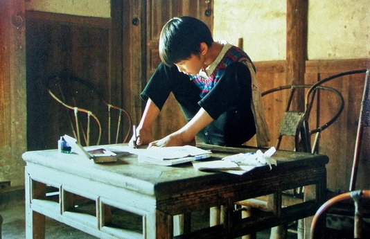 雷庆瑶从小就以坚韧毅力，克服残肢困难，努力学习。.jpg