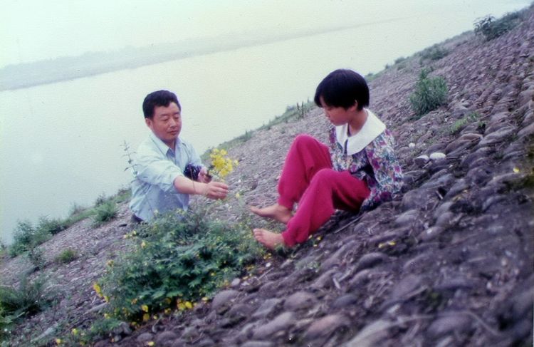 2000年首位采访雷庆瑶的自由摄影人白建明和雷庆瑶在青衣江边。.JPG