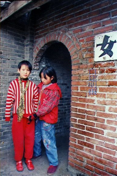 谢婉（右）在雷庆瑶小、中学时候贴身帮助她，协助她上厕所。（2000.1白建明摄）.jpg.jpg