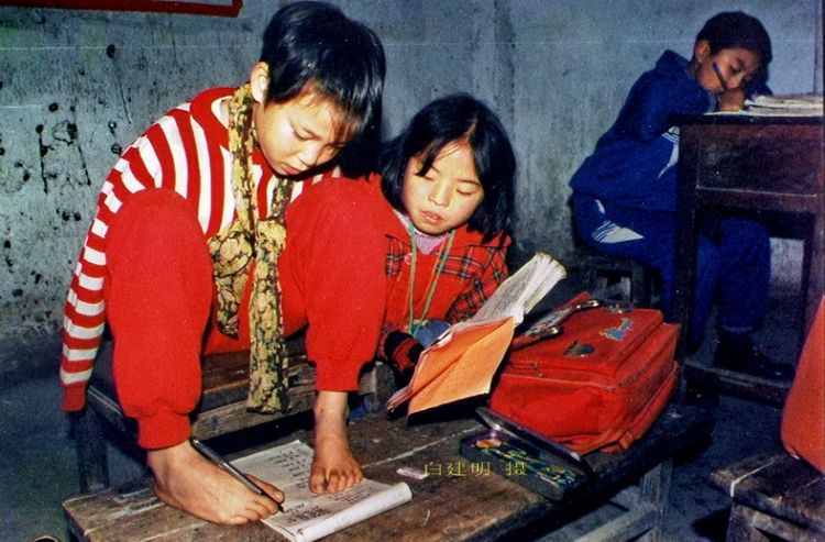 谢婉（中）在雷庆瑶小、中学时候贴身帮助她、2000.1在教室里。（白建明摄）.jpg.jpg