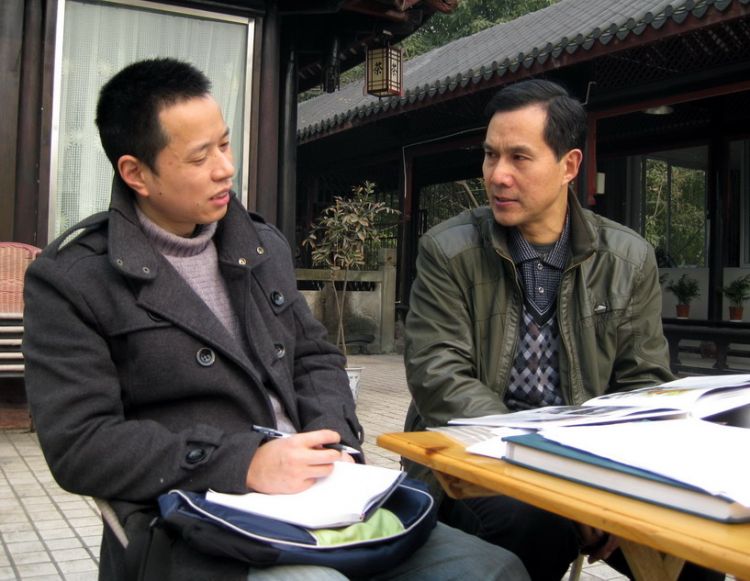 三江都市报记者何洪金采访彭起建.jpg