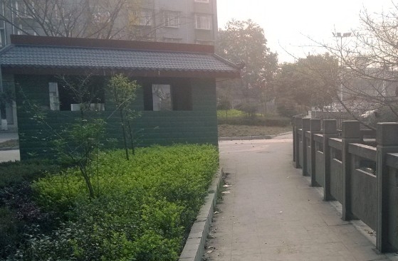 外校外垃圾房.jpg