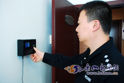 刑警指纹打卡上下班 