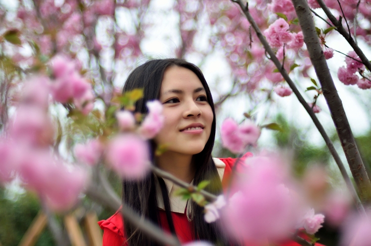 妩媚中藏着妖冶　　多情地绽放着笑靥　　这位东瀛来的红衣女子　　沿着杨玉环的低吟浅.jpg