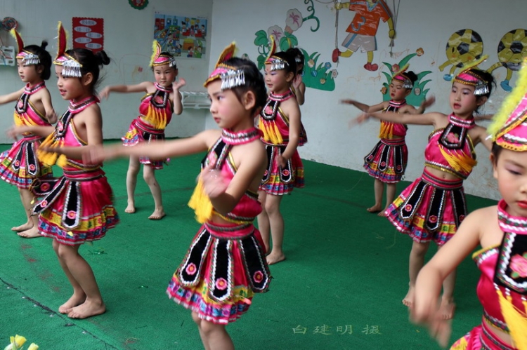 彝族舞蹈2.JPG